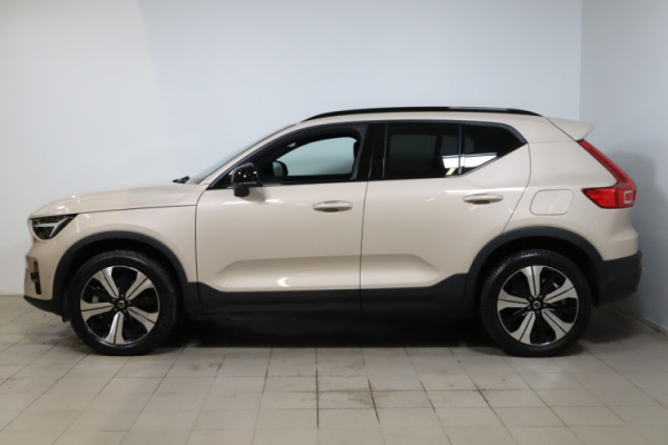 Esittelykuva VOLVO EX40 täyssähköautosta.