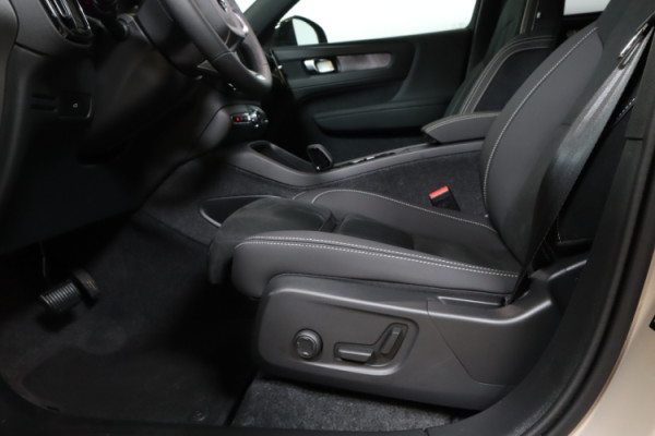 Esittelykuva VOLVO EX40 täyssähköautosta.