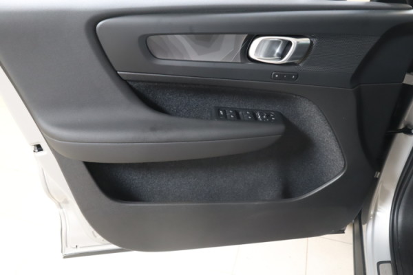Esittelykuva VOLVO EC40 täyssähköautosta.