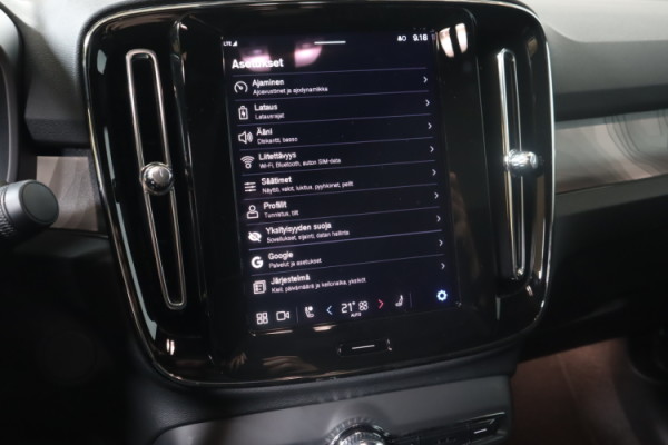 Esittelykuva VOLVO EC40 täyssähköautosta.