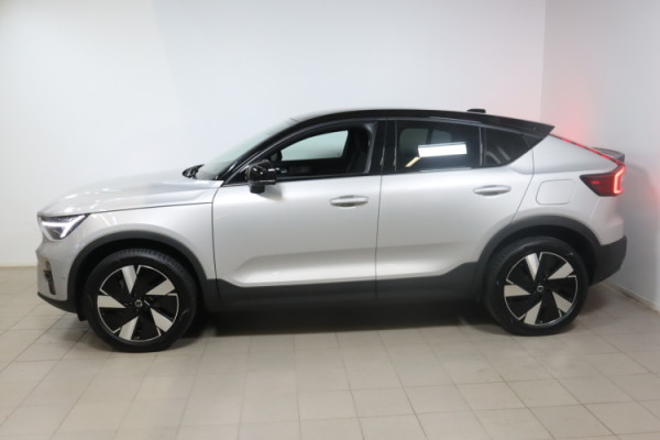Esittelykuva VOLVO EC40 täyssähköautosta.