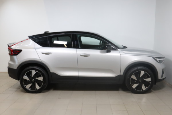 Esittelykuva VOLVO EC40 täyssähköautosta.