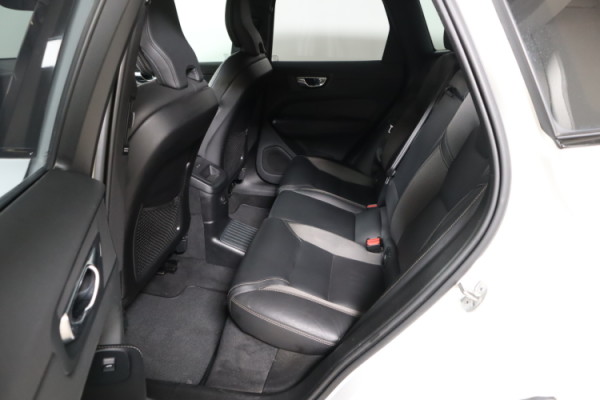 Esittelykuva VOLVO XC60 lataushybridiautosta.