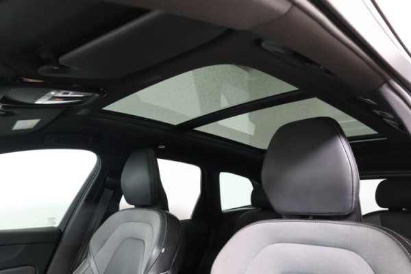 Esittelykuva VOLVO XC60 lataushybridiautosta.