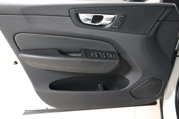 Esittelykuva VOLVO XC60 lataushybridiautosta.