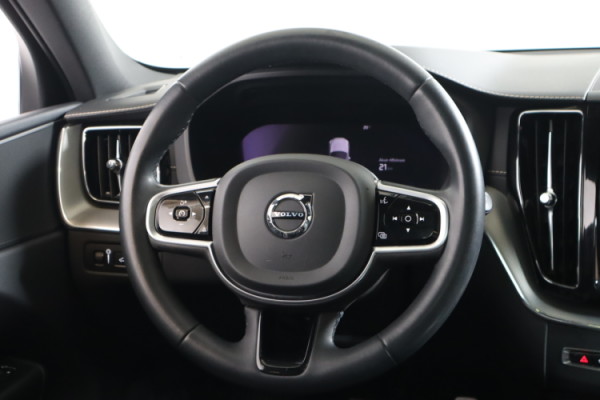 Esittelykuva VOLVO XC60 lataushybridiautosta.