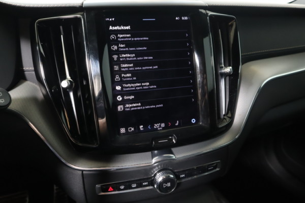 Esittelykuva VOLVO XC60 lataushybridiautosta.