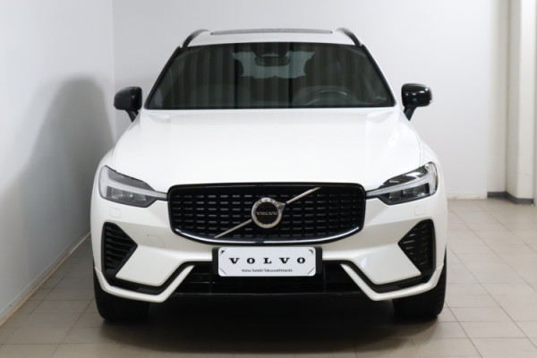Esittelykuva VOLVO XC60 lataushybridiautosta.