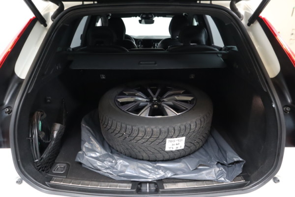 Esittelykuva VOLVO XC60 lataushybridiautosta.