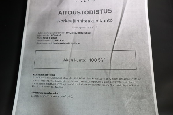 Esittelykuva VOLVO XC60 lataushybridiautosta.