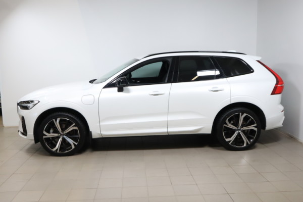 Esittelykuva VOLVO XC60 lataushybridiautosta.