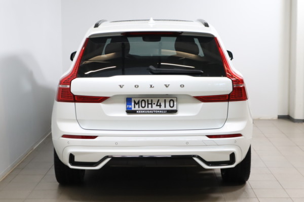 Esittelykuva VOLVO XC60 lataushybridiautosta.