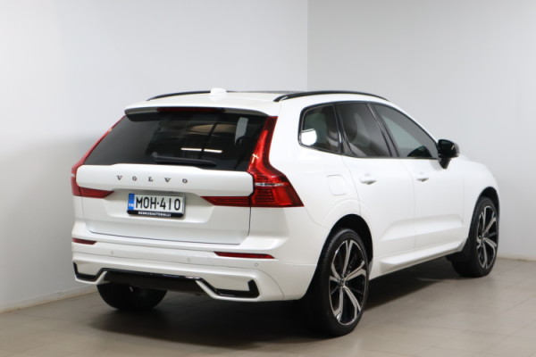 Esittelykuva VOLVO XC60 lataushybridiautosta.