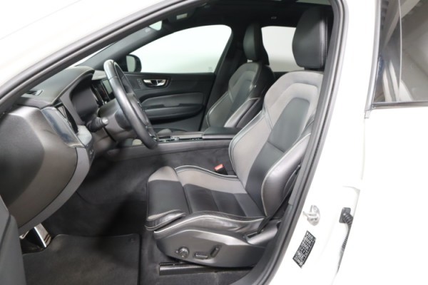 Esittelykuva VOLVO XC60 lataushybridiautosta.