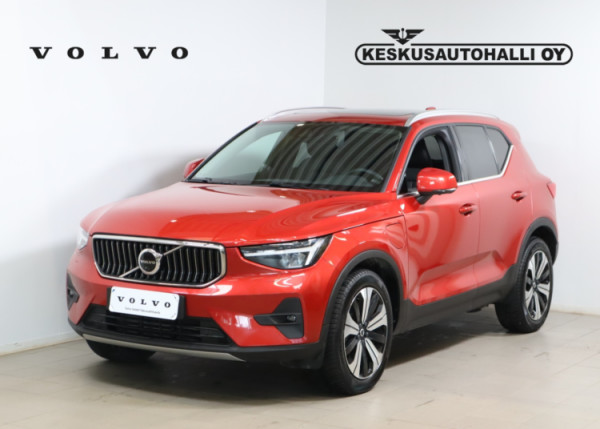 Esittelykuva VOLVO XC40 lataushybridiautosta.