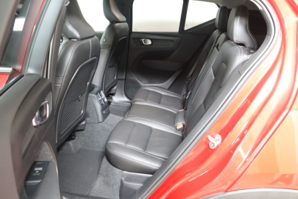 Esittelykuva VOLVO XC40 lataushybridiautosta.