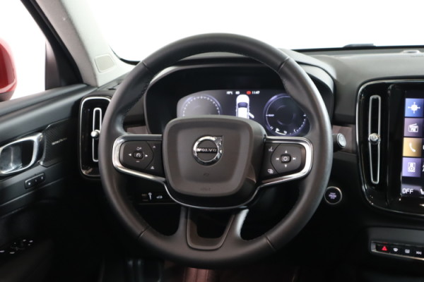 Esittelykuva VOLVO XC40 lataushybridiautosta.