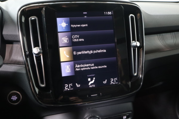 Esittelykuva VOLVO XC40 lataushybridiautosta.