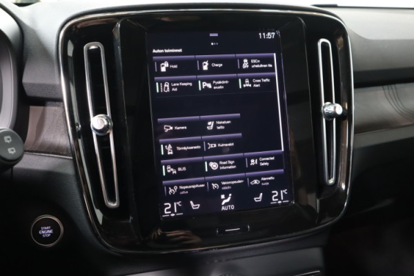 Esittelykuva VOLVO XC40 lataushybridiautosta.