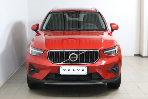 Esittelykuva VOLVO XC40 lataushybridiautosta.