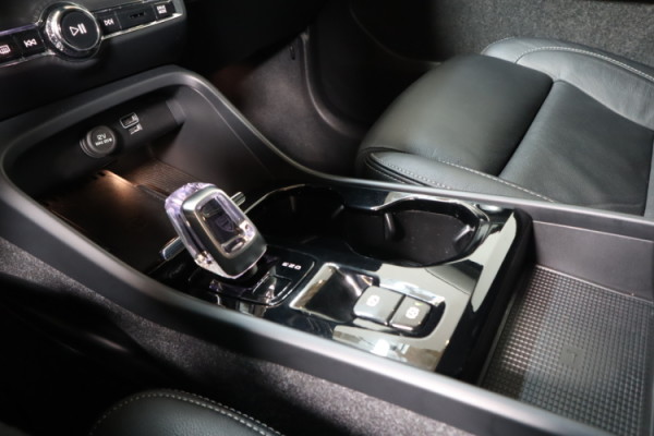Esittelykuva VOLVO XC40 lataushybridiautosta.