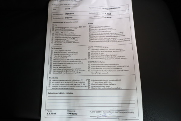 Esittelykuva VOLVO XC40 lataushybridiautosta.