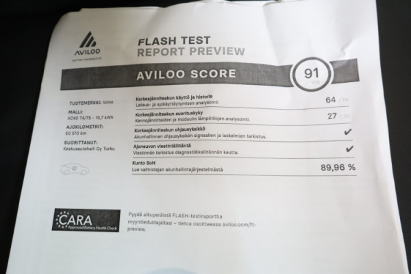 Esittelykuva VOLVO XC40 lataushybridiautosta.