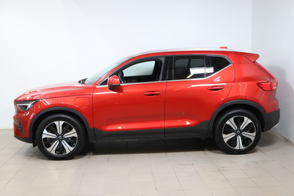 Esittelykuva VOLVO XC40 lataushybridiautosta.