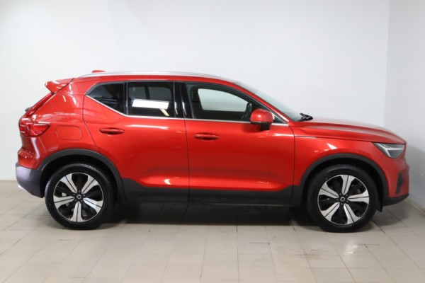 Esittelykuva VOLVO XC40 lataushybridiautosta.