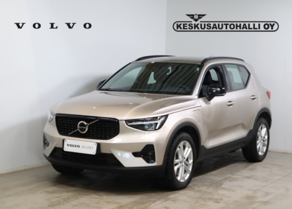 Esittelykuva VOLVO XC40 lataushybridiautosta.