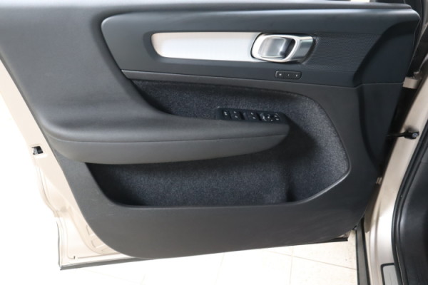 Esittelykuva VOLVO XC40 lataushybridiautosta.