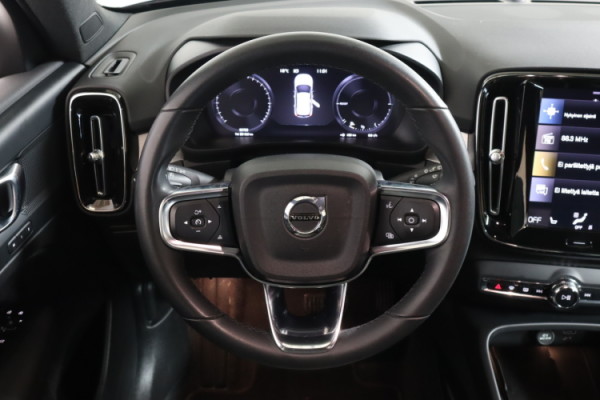 Esittelykuva VOLVO XC40 lataushybridiautosta.