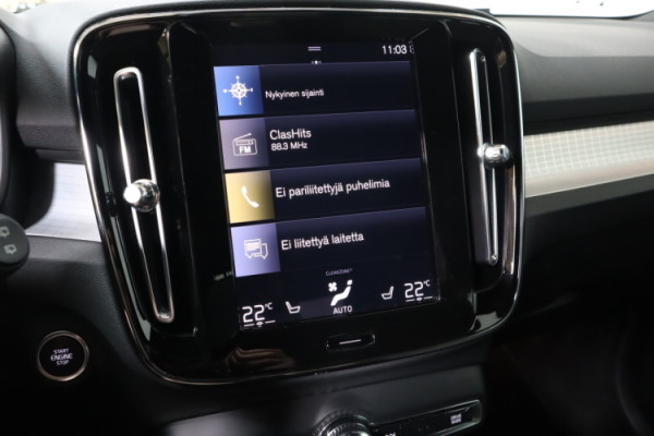 Esittelykuva VOLVO XC40 lataushybridiautosta.