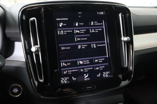 Esittelykuva VOLVO XC40 lataushybridiautosta.