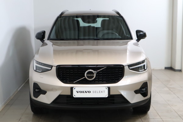 Esittelykuva VOLVO XC40 lataushybridiautosta.