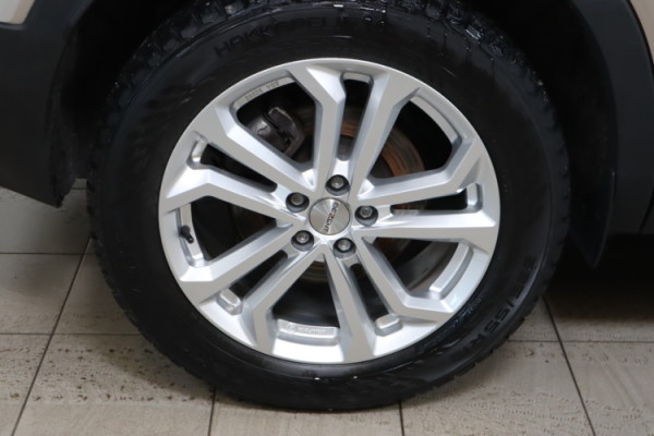 Esittelykuva VOLVO XC40 lataushybridiautosta.