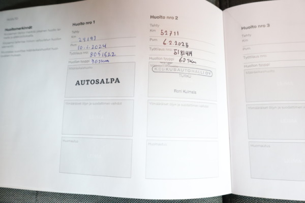 Esittelykuva VOLVO XC40 lataushybridiautosta.