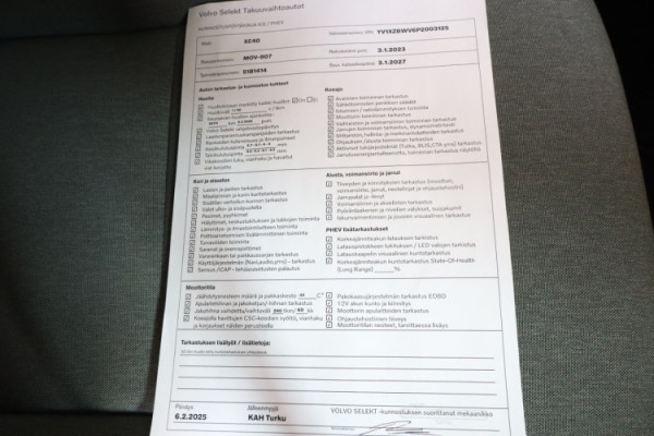 Esittelykuva VOLVO XC40 lataushybridiautosta.