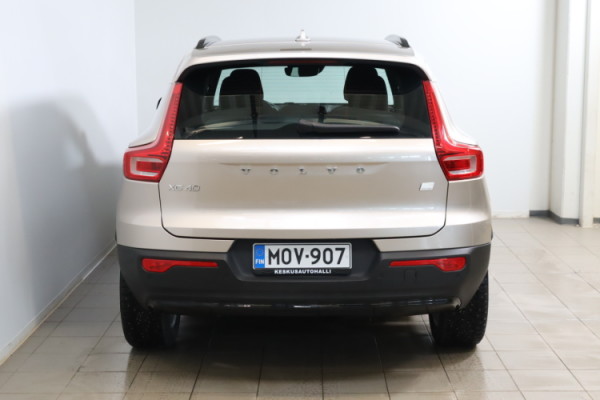 Esittelykuva VOLVO XC40 lataushybridiautosta.