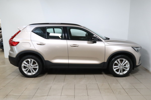 Esittelykuva VOLVO XC40 lataushybridiautosta.