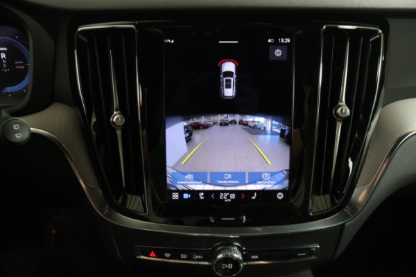 Esittelykuva VOLVO V60 lataushybridiautosta.