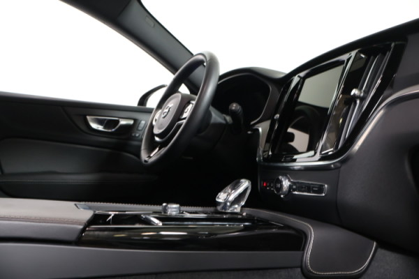 Esittelykuva VOLVO V60 lataushybridiautosta.