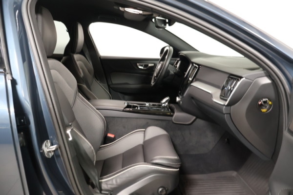 Esittelykuva VOLVO V60 lataushybridiautosta.