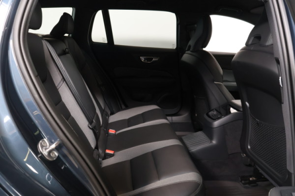 Esittelykuva VOLVO V60 lataushybridiautosta.
