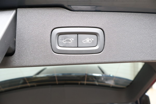 Esittelykuva VOLVO V60 lataushybridiautosta.