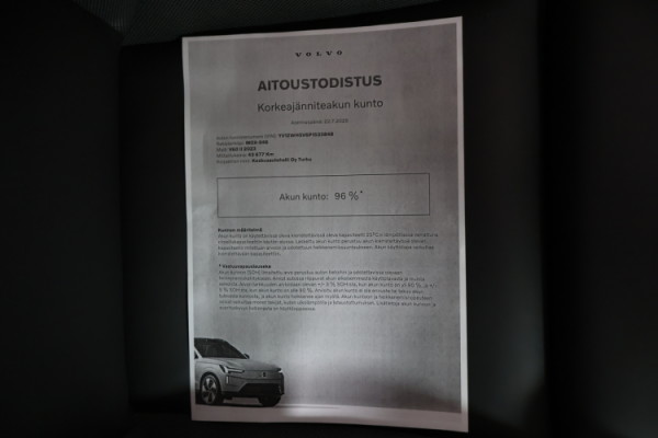 Esittelykuva VOLVO V60 lataushybridiautosta.