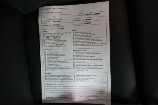 Esittelykuva VOLVO V60 lataushybridiautosta.