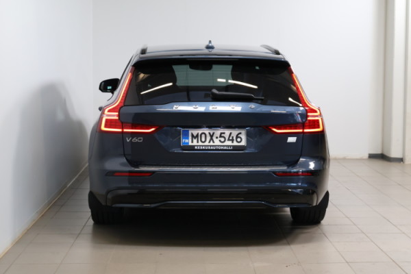 Esittelykuva VOLVO V60 lataushybridiautosta.