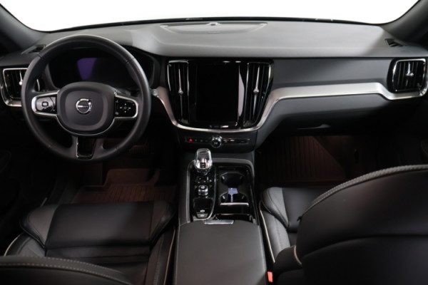 Esittelykuva VOLVO V60 lataushybridiautosta.