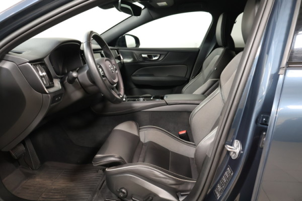 Esittelykuva VOLVO V60 lataushybridiautosta.